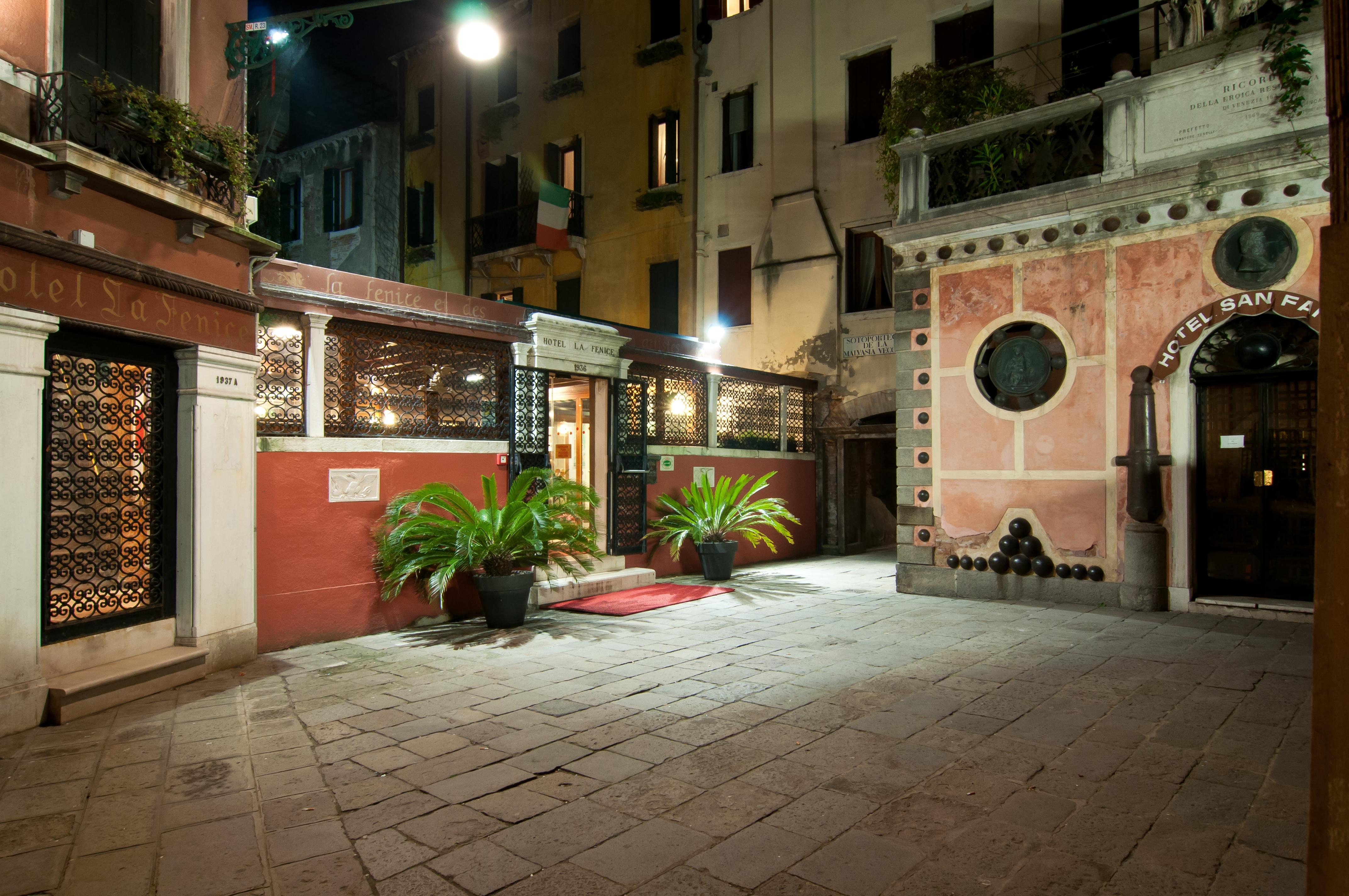 Hotel La Fenice Et Des Artistes Venesia Bagian luar foto
