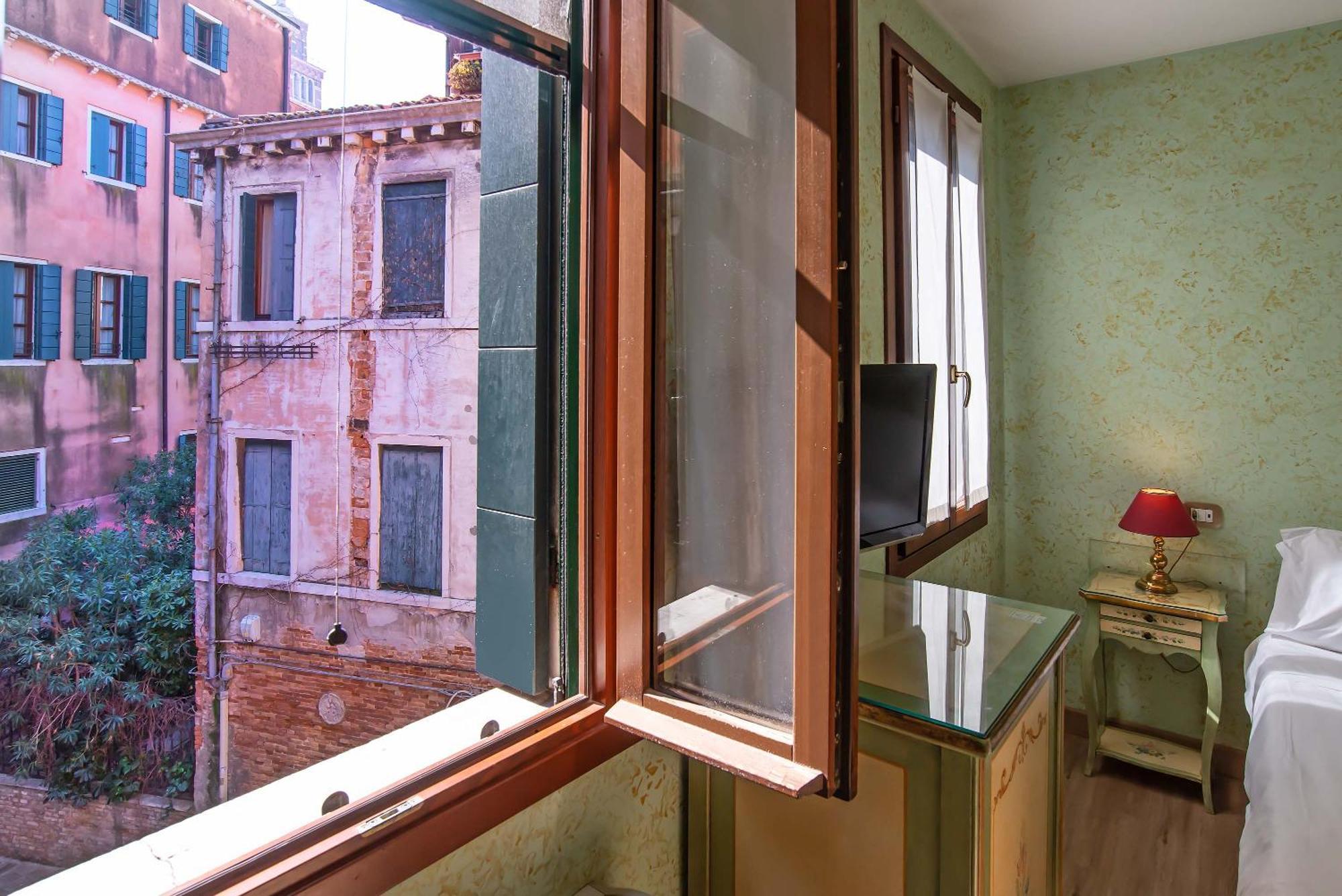 Hotel La Fenice Et Des Artistes Venesia Bagian luar foto