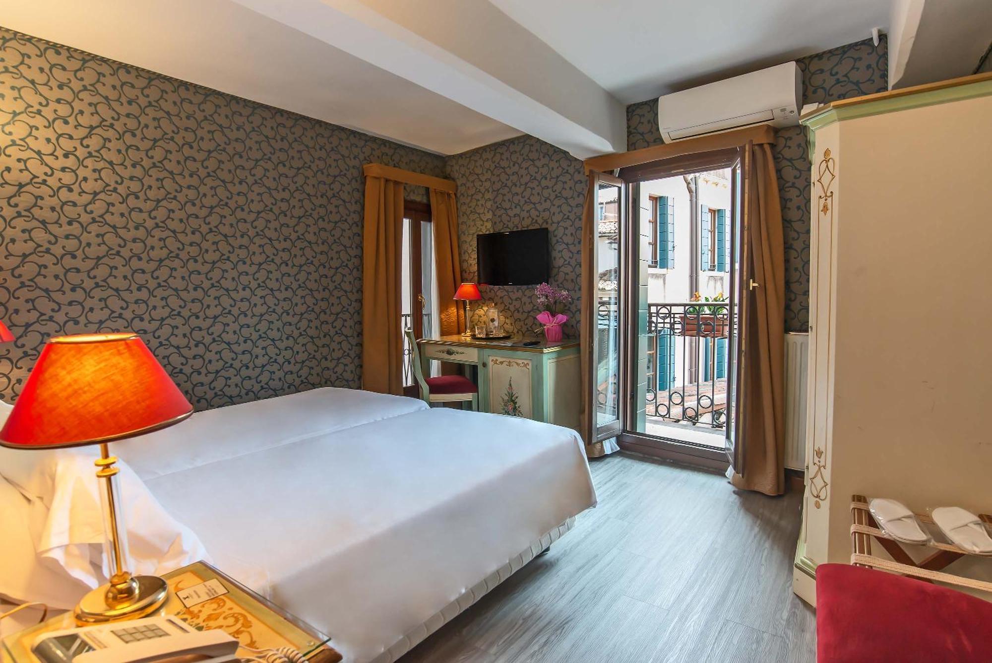 Hotel La Fenice Et Des Artistes Venesia Bagian luar foto