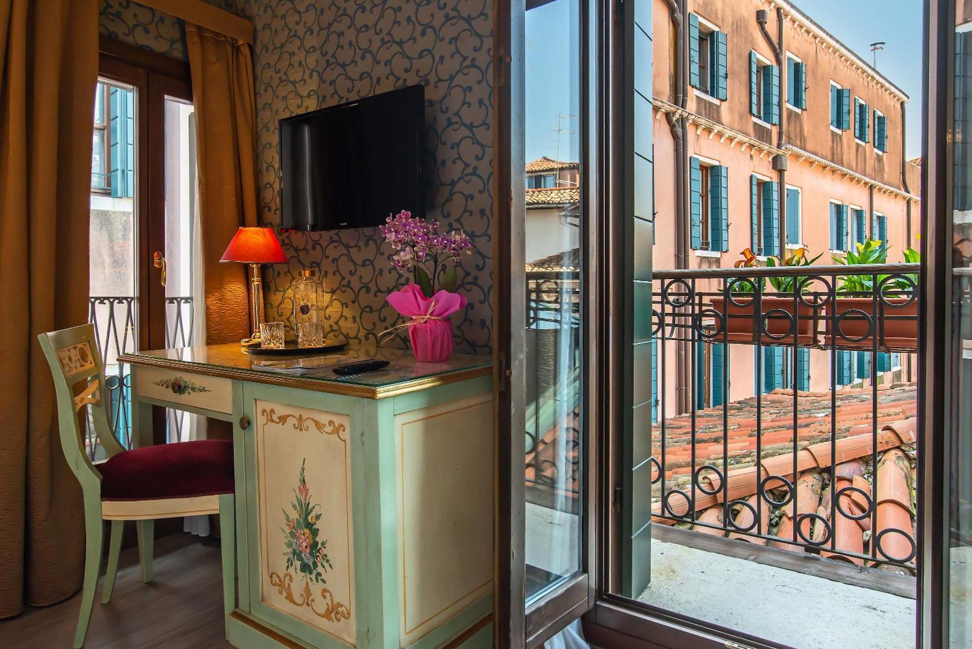 Hotel La Fenice Et Des Artistes Venesia Bagian luar foto