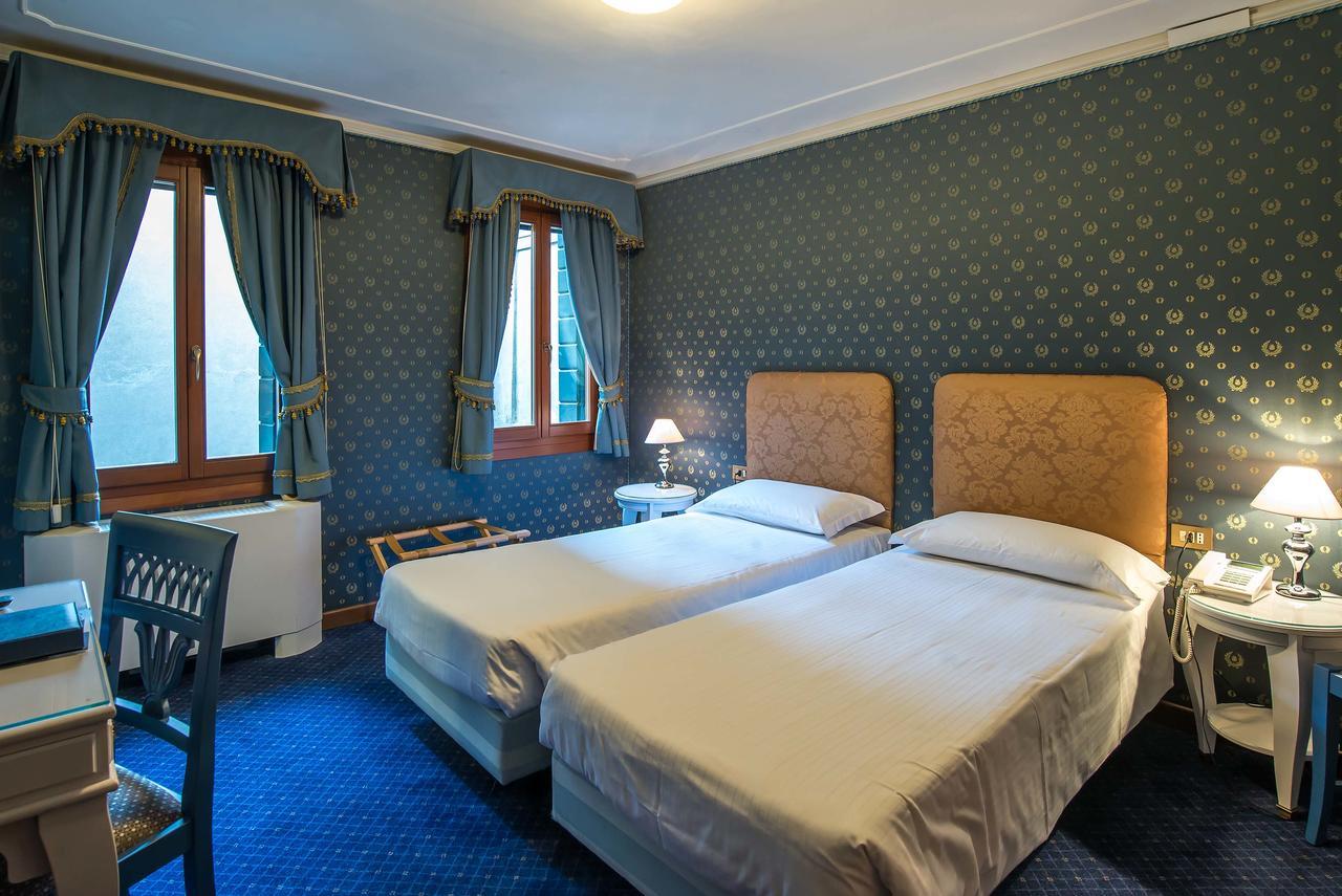 Hotel La Fenice Et Des Artistes Venesia Bagian luar foto