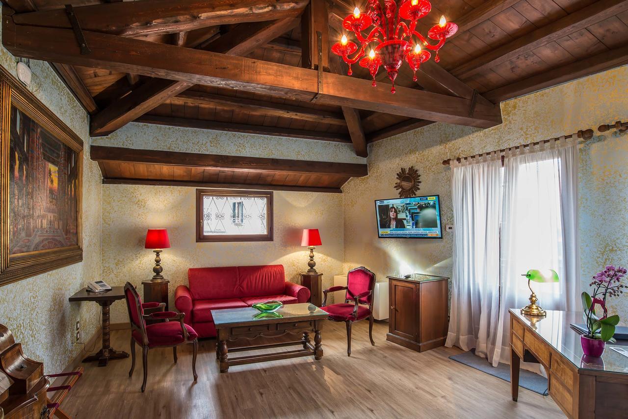 Hotel La Fenice Et Des Artistes Venesia Bagian luar foto
